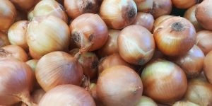 large-vecteezy_big-pile-of-onions-in-the-market_39096647_large