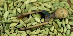 large-vecteezy_green-cardamom-elettaria-cardamomum-on-olive-wood_17026470_large