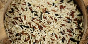 large-vecteezy_mixed-rice-varieties-on-olive-wood_59468499_large